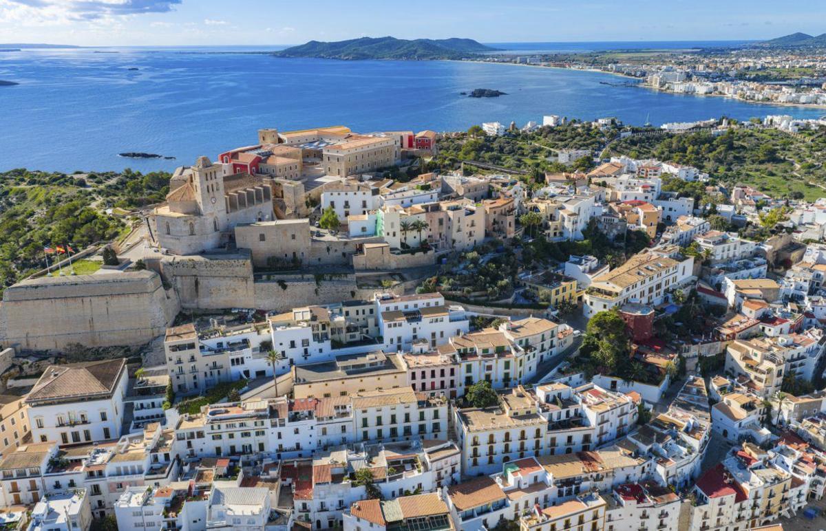 Dalt Vila, la ciudad amurallada de Ibiza, está declarada Patrimonio de la Humanidad.