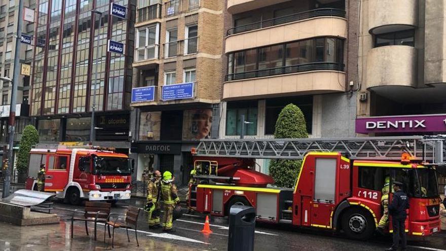 Un instante de la intervención de los bomberos