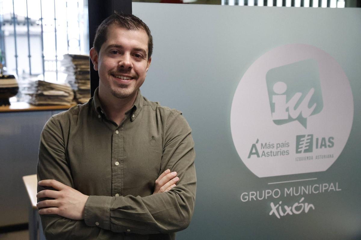 Javier Suárez Llana, en el despacho del grupo municipal de IU.