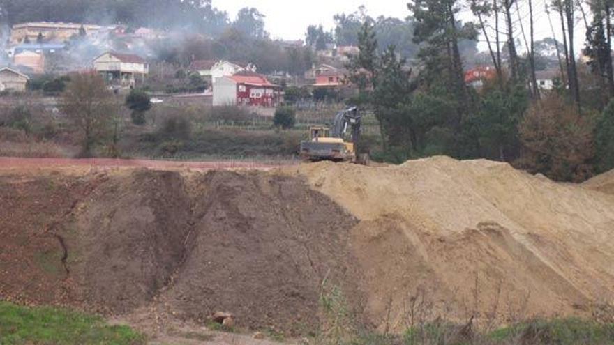 Una excavadora trabaja en las obras del primer tramo del vial de alta capacidad Tui-A Guarda, en la zona de Areas.  // E.G.