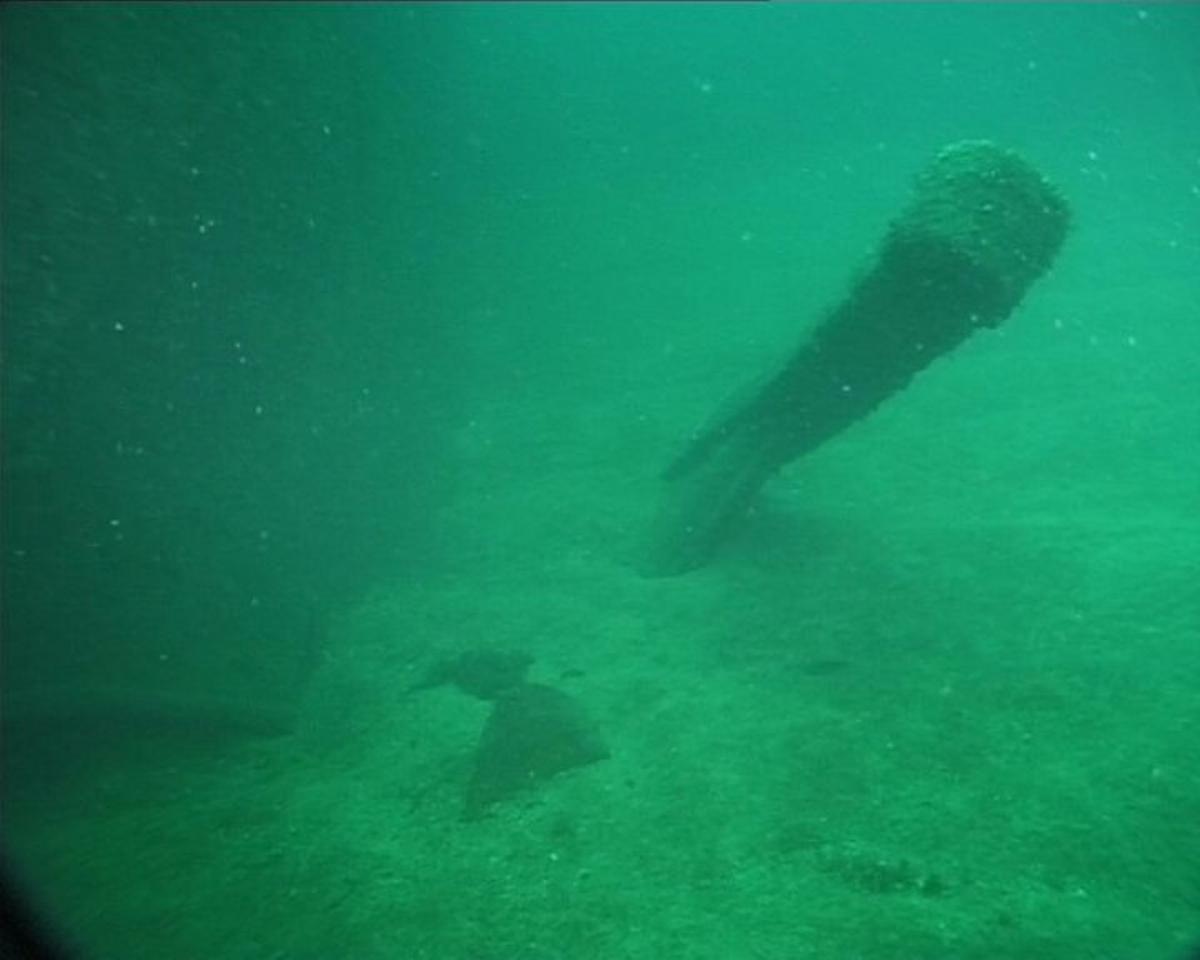 Timón clavado en la arena del Achondo.