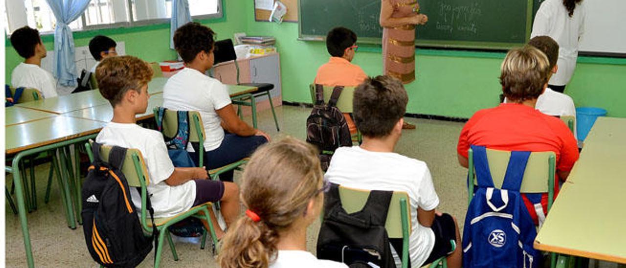 Arriba, María del Carmen López con sus alumnos. Abajo, Antonio Sánchez.