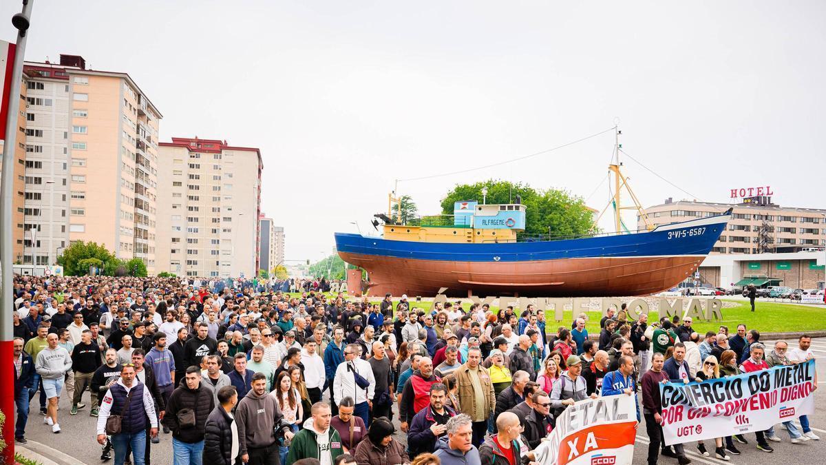 Miles de trabajadores del metal vuelven a recorrer las calles de Vigo por su convenio colectivo