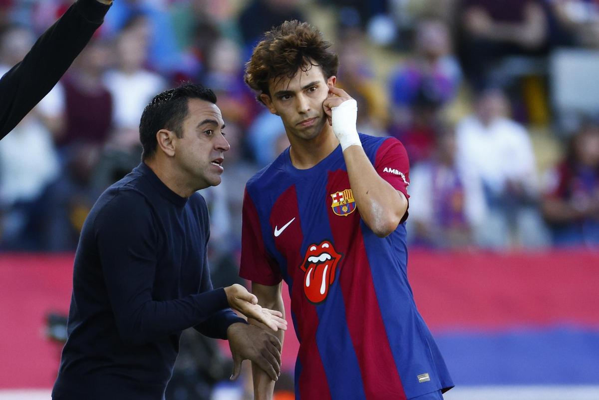 Joao Félix escucha las instrucciones de Xavi en el Barça-Madrid.