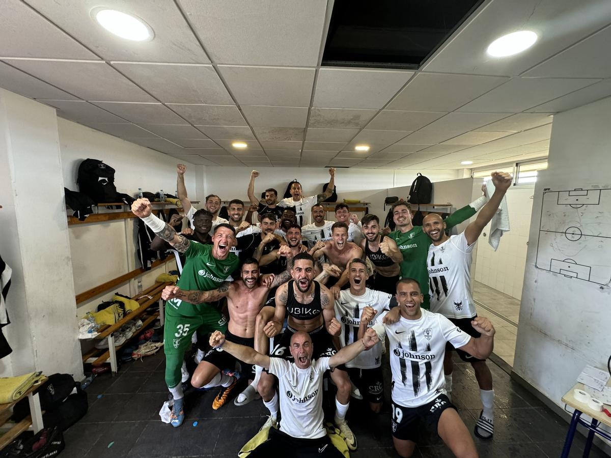 Los jugadores del Orihuela, el pasado sábado en el vestuario, celebrando el triunfo ante el Cádiz Mirandilla