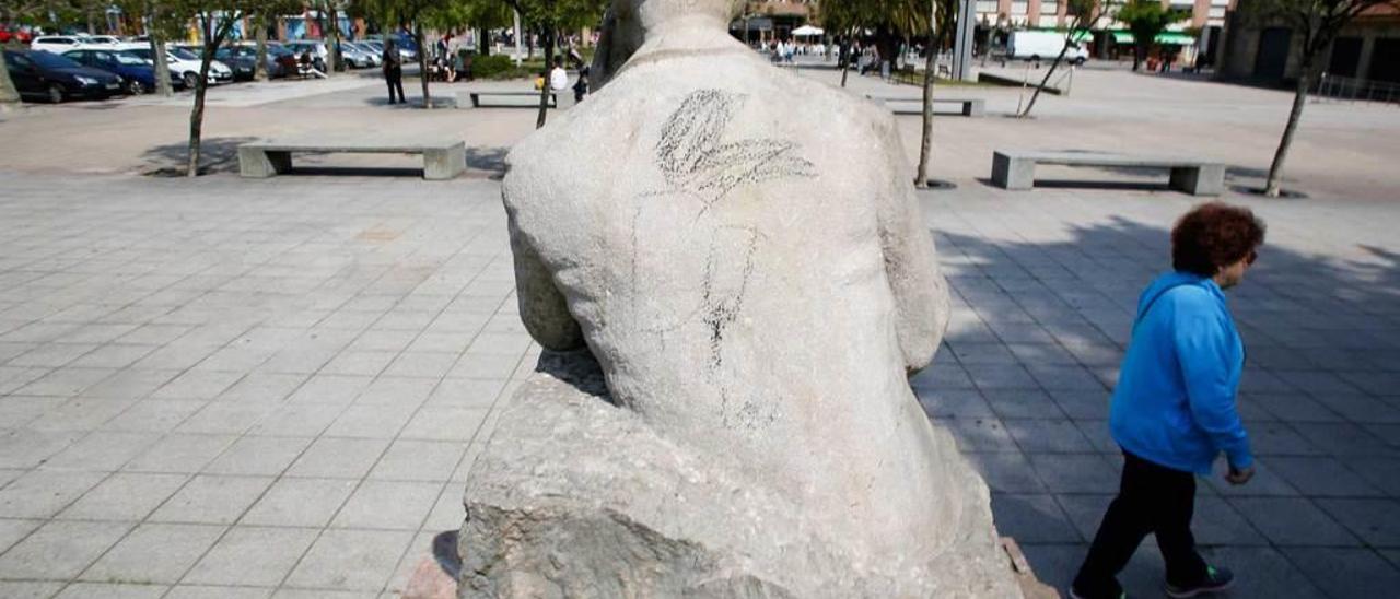 La estatua de piedra de Villalaín contempla la plaza de Europa con la espalda manchada de pintadas.