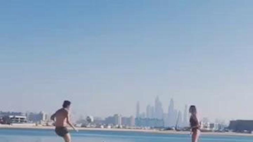 Enes Unal y su novia futbolista dando toques en la playa