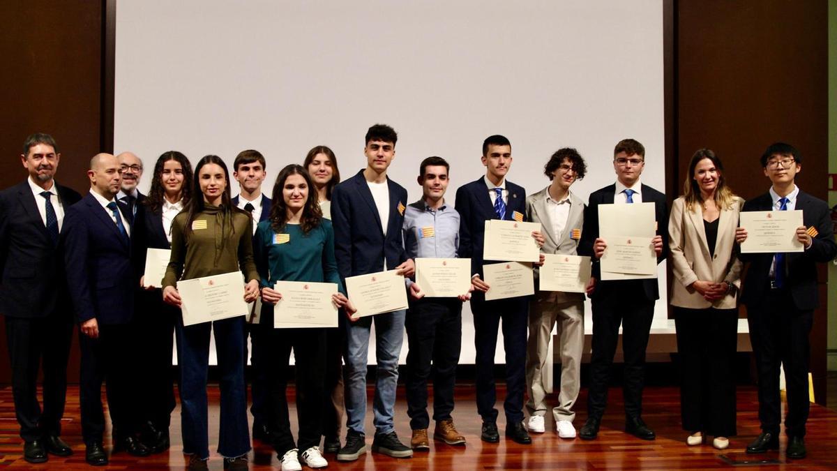Onze dels 13 joves valencians premiats a les olimpíades, junt amb les autoritats del Ministeri d’Educació, en l’acte celebrat el divendres a Madrid.