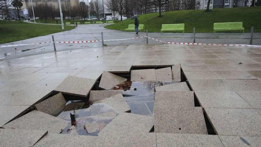 Baldosas destrozadas en una fuente en Vioño