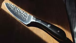Este es el truco para afilar los cuchillos de la cocina de la mejor forma