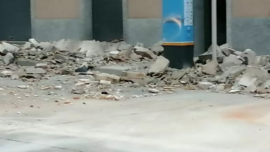 El despreniment d'una cornisa obliga a tallar la carretera de Vic de Manresa