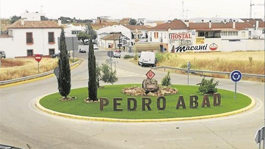 Acceso a la localidad de Pedro Abad.