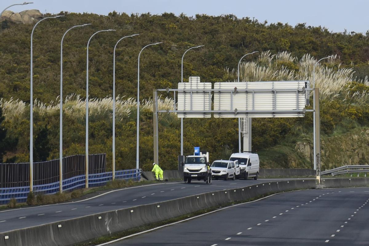 Un tramo de la tercera ronda de A Coruña, cortado tras los destrozos por el viento durante la borrasca 'Nils' Un tramo de la tercera ronda de A Coruña, cortado tras los destrozos por el viento durante la borrasca 'Nils'