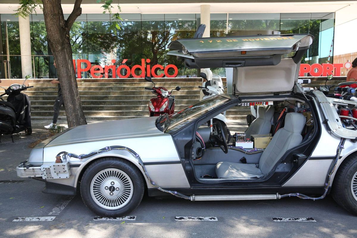 BARCELONA 29/07/2025 Barcelona. Pasearan por primera vez un DeLorean tuneado como Regreso al futuro y ha visitado El Periódico BCN, para hacer un homenaje a los 40 años de la peli. FOTO de ELISENDA PONS