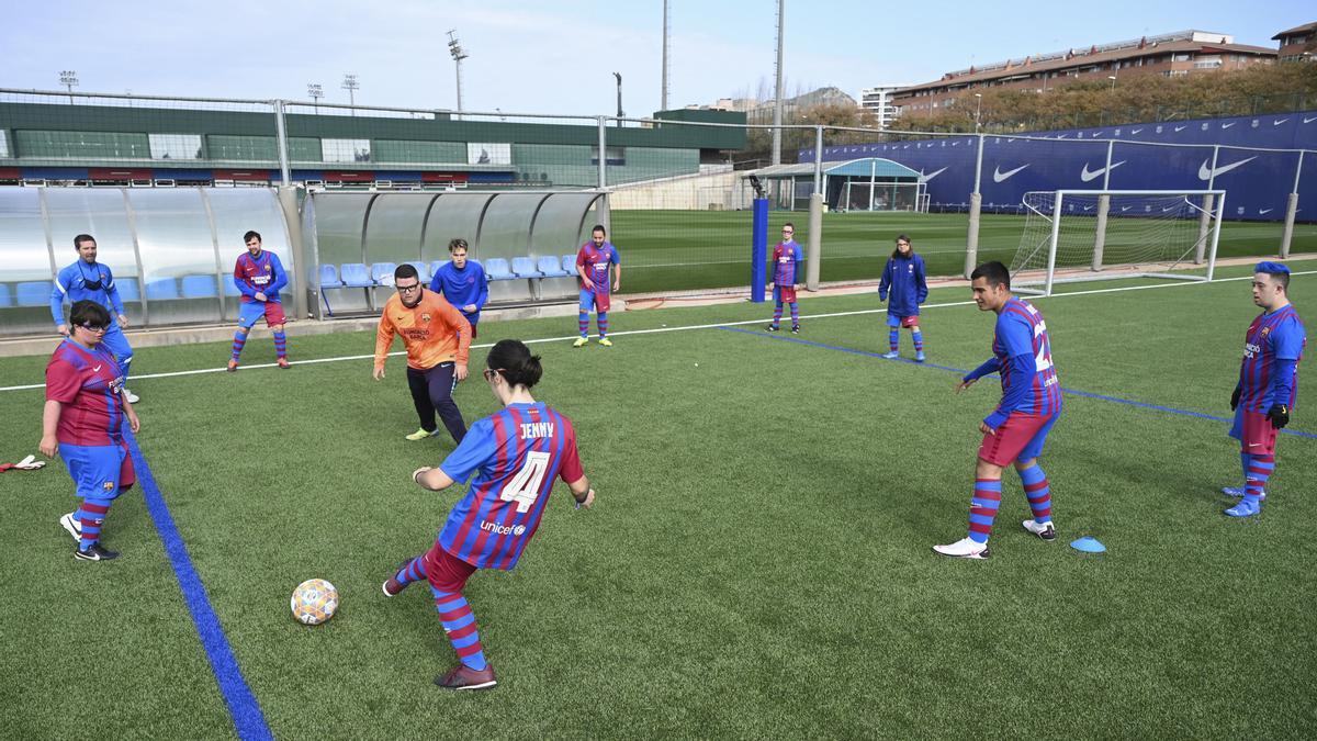 Los jugadores del Barça Genuines calientan con un rondo