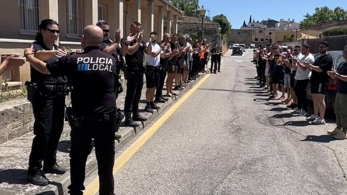 Pep Lluís Pascual se despide de sus compañeros de la Policía Local de Alcúdia.