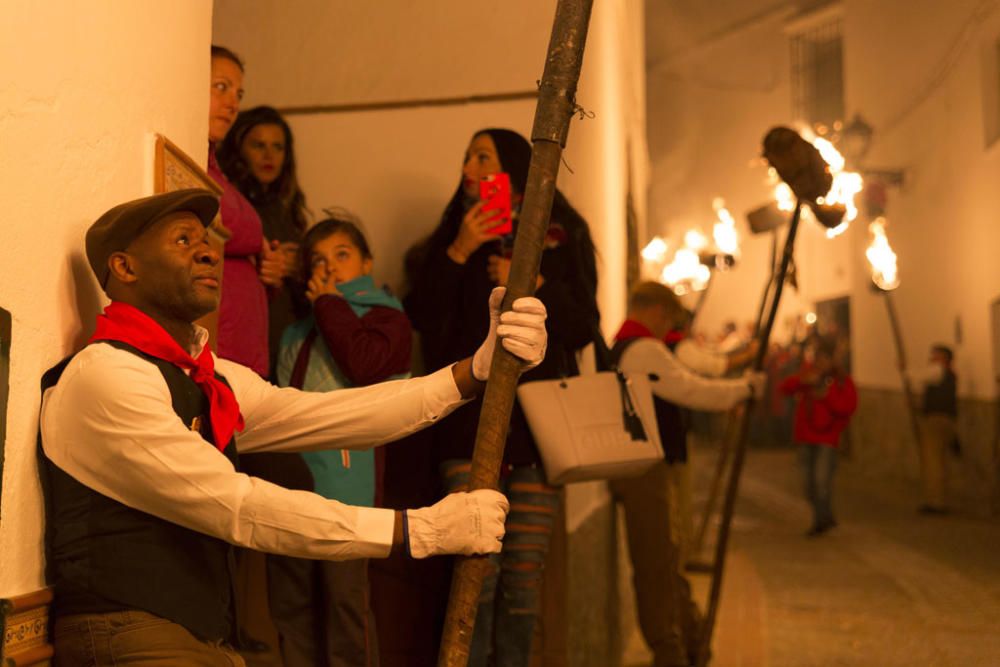 Fuego y villancicos acompañaron el camino de la Divina Pastora desde la ermita de la Veracruz