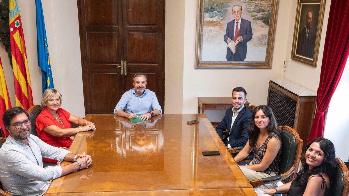 El concejal Juan Carlos Redondo en la reunión en la que participaron representantes del grupo Nealis