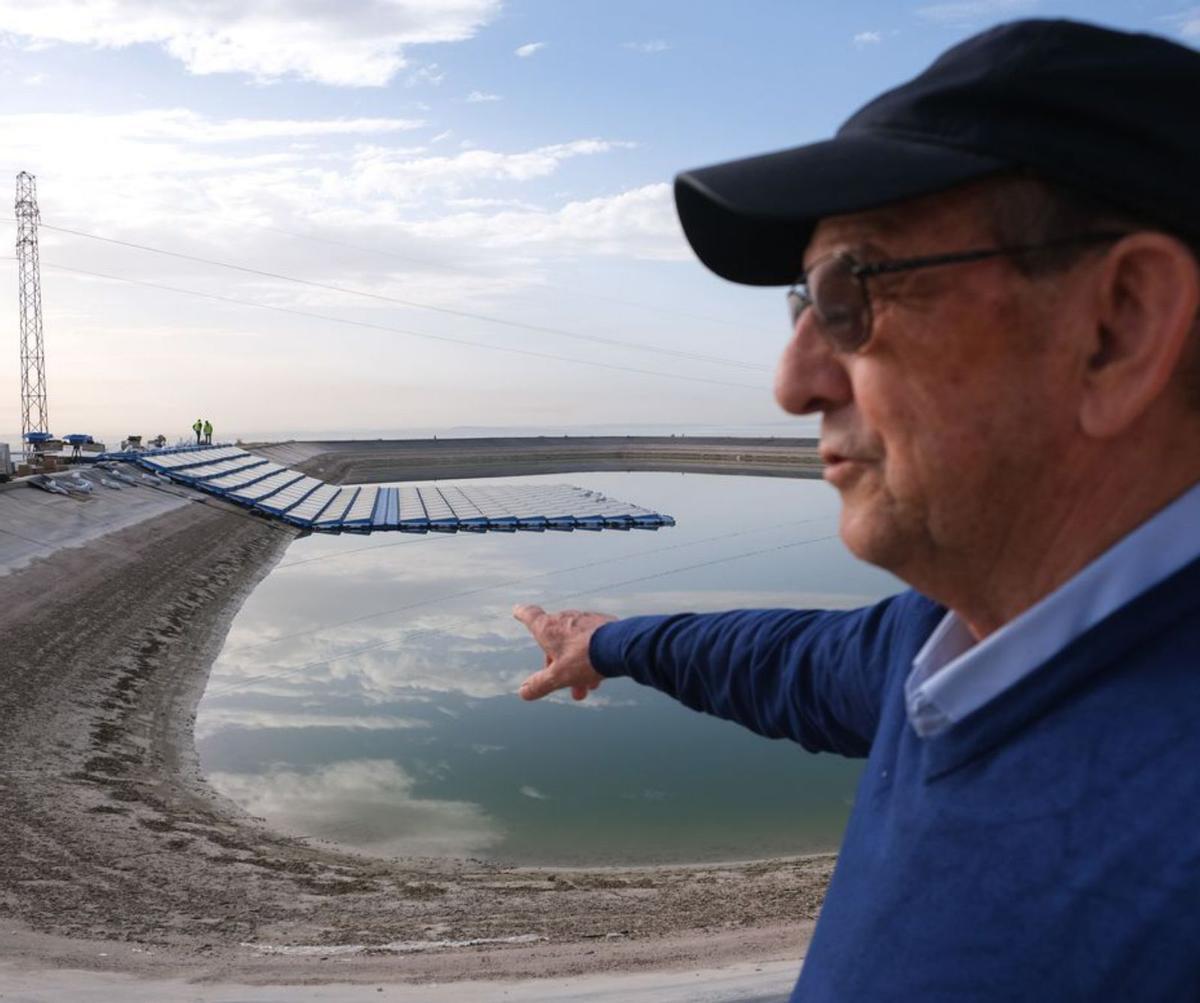 El presidente de la SAT San Enrique, Ángel Urbina, junto a uno de los embalses.