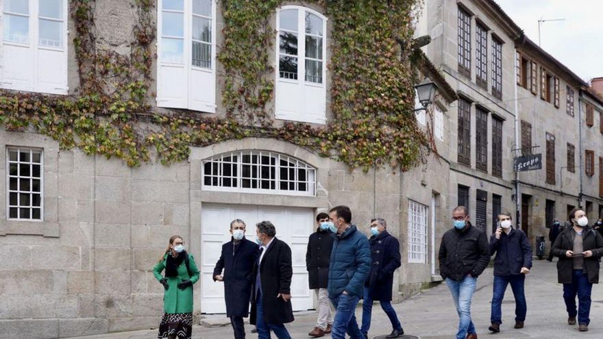 El alcalde acompaña a la delegación portuguesa por la ciudad. | // R.V.