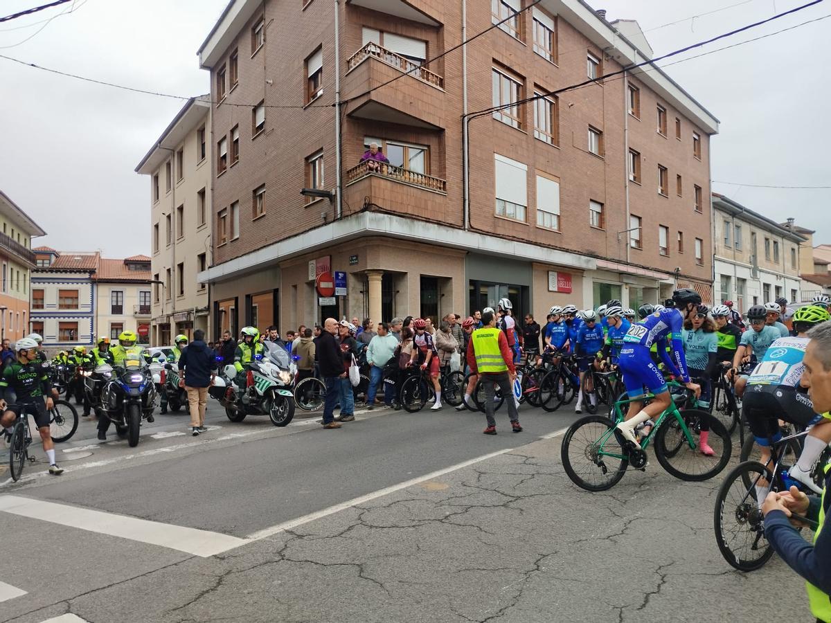 La salida del Trofeo Santiago y Santa Ana de ciclismo en Grado, en imágenes La salida del Trofeo Santiago y Santa Ana de ciclismo en Grado, en imágenes