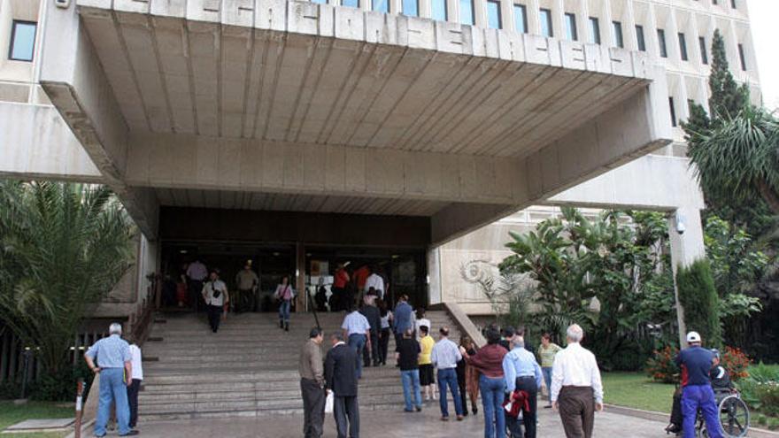 Vista de la entrada del edificio central de Hacienda en plena precampaña de la declaración.