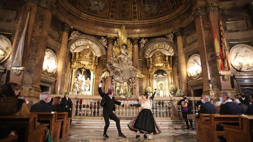 Abrazo a la virgen del Pilar en el interior de la Santa Capilla