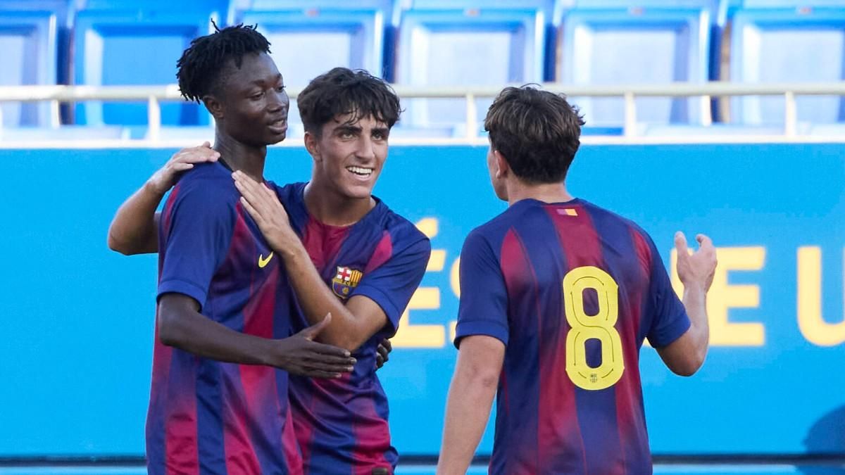 Villar y Pedro Rodríguez celebran con Hafiz Gariba un gol