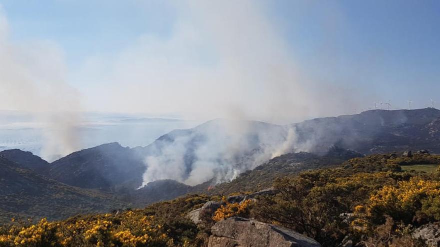 El incendio, que no afecta a núcleos urbanos, es visible desde varios puntos de la ría de Arousa // FdV