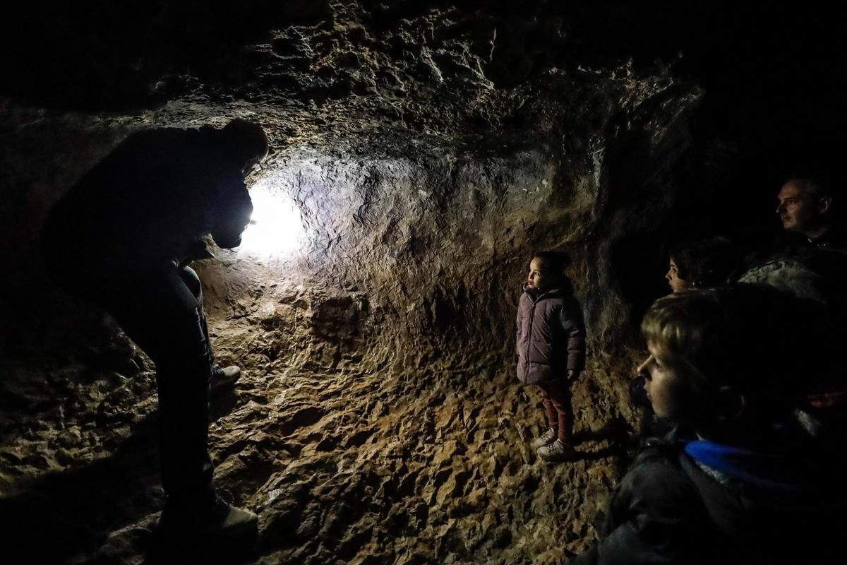 Imágenes de la visita nocturna a las pinturas rupestres de la Sarga