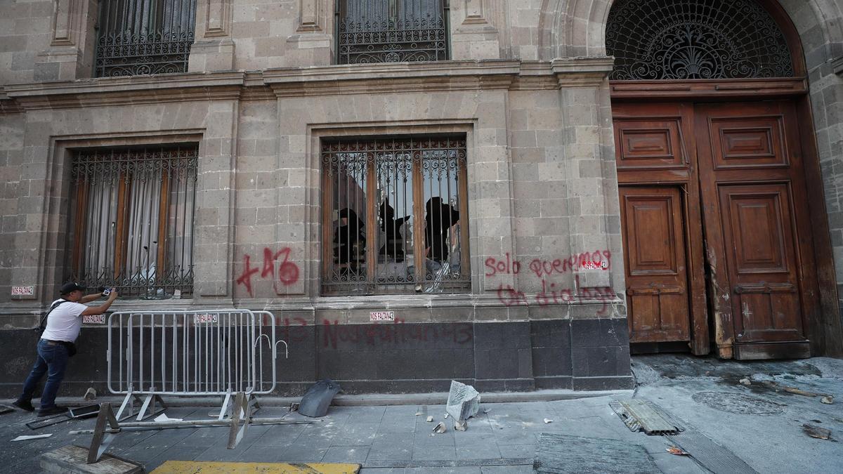 La puerta del Palacio Nacional de México, destrozada.
