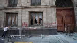 La puerta del Palacio Nacional de México, destrozada.