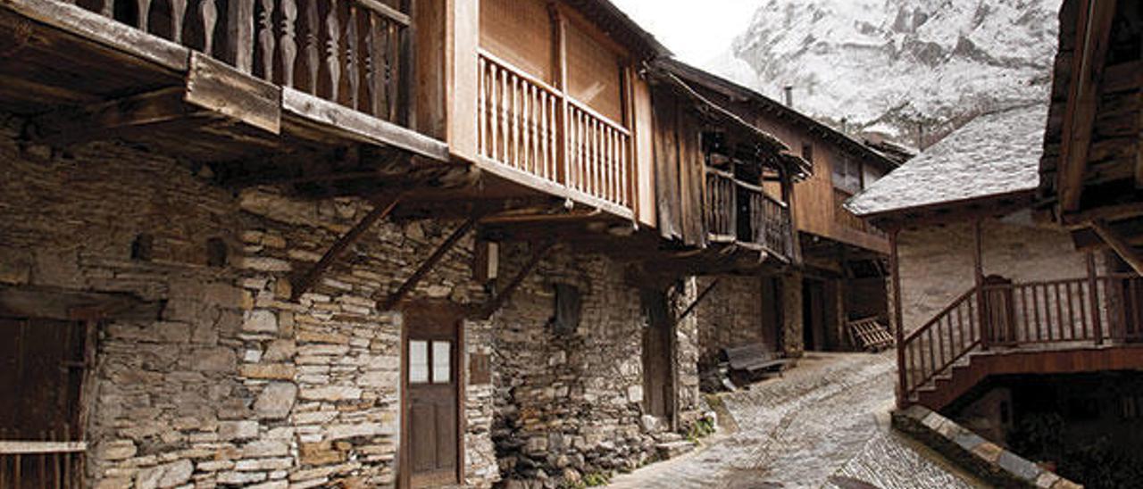 Calle del pueblo.  // Ayto. Peñalba