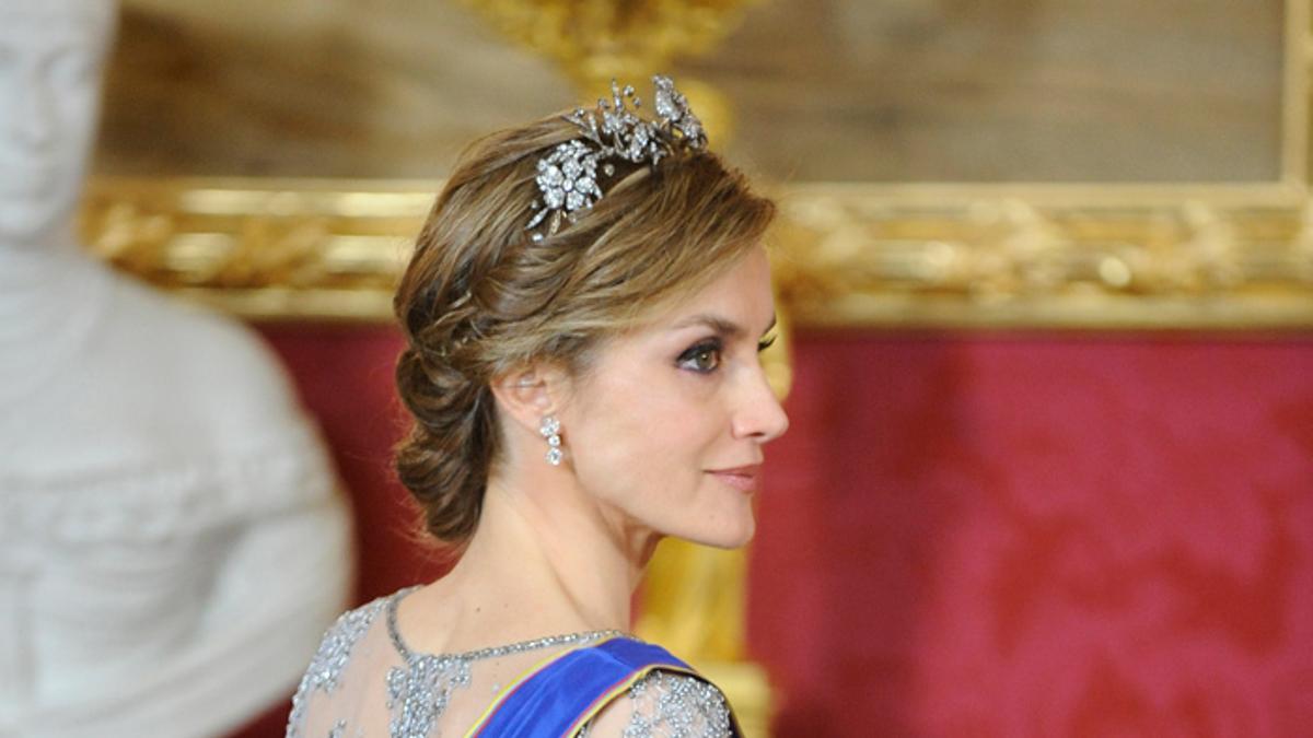 Letizia Ortiz con el vestido gris de la coronación de Máxima de Holanda