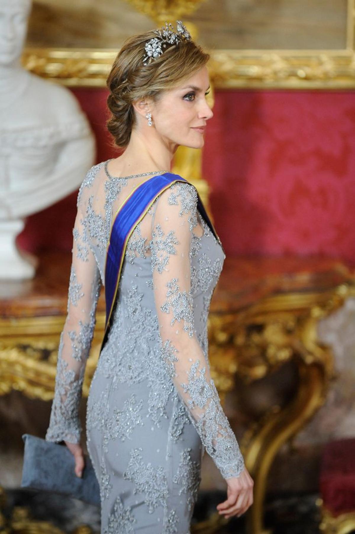Letizia Ortiz con el vestido gris de la coronación de Máxima de Holanda