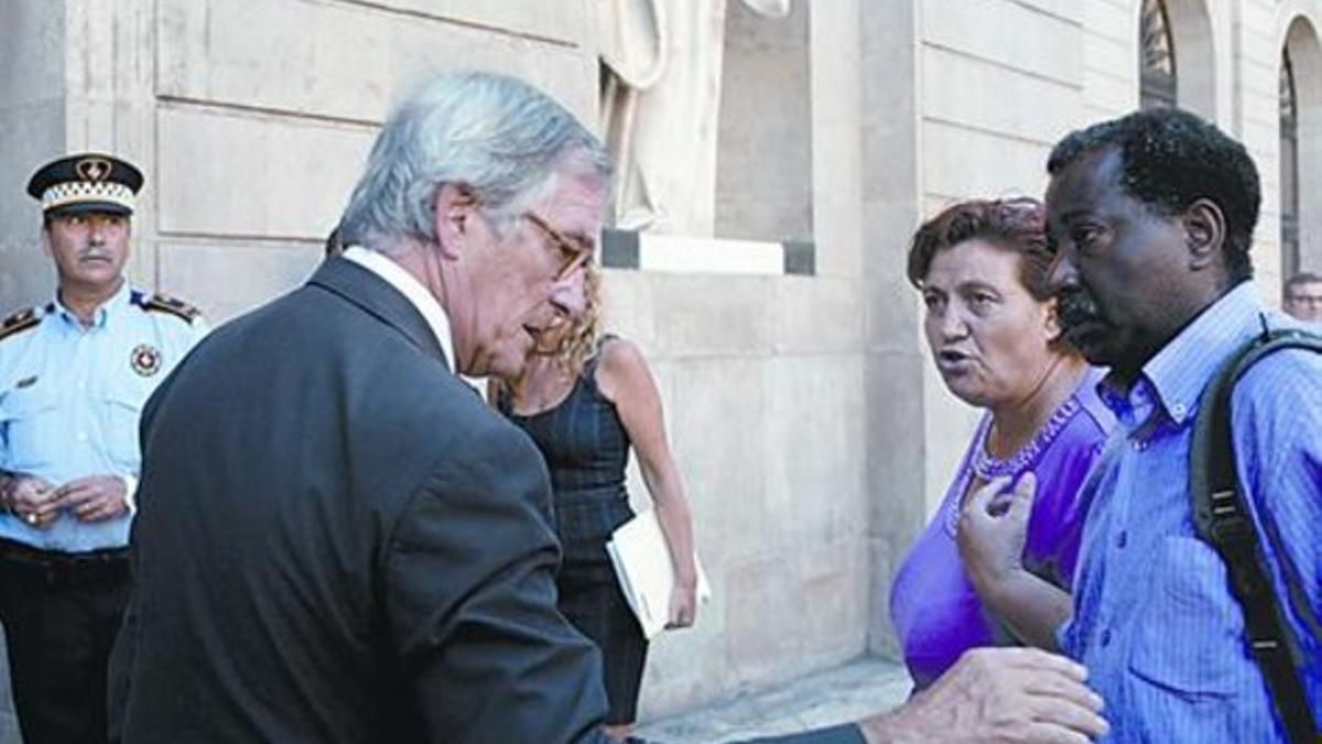 Xavier Trias conversa con Eliseo Loyé el pasado jueves en la puerta del ayuntamiento.