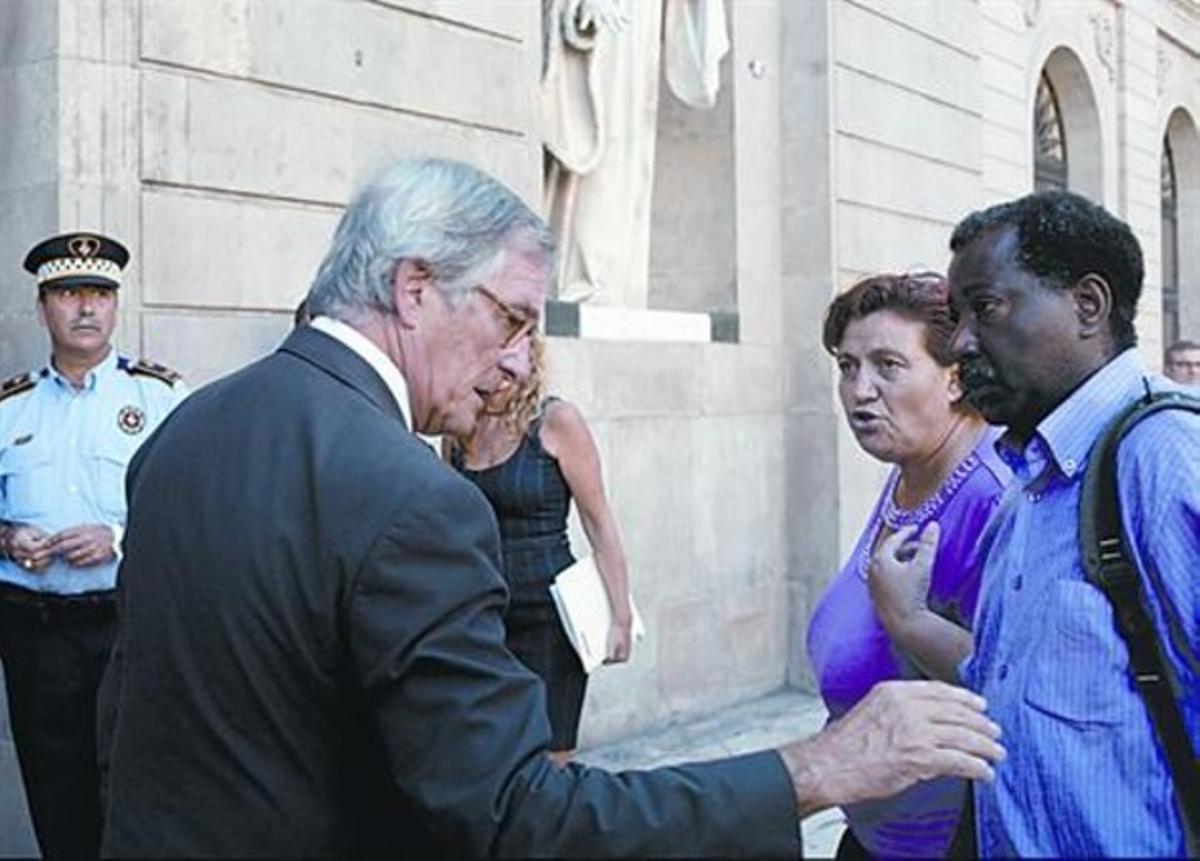 Xavier Triasconversa ambEliseo Loyé dijous a la porta de l’ajuntament.