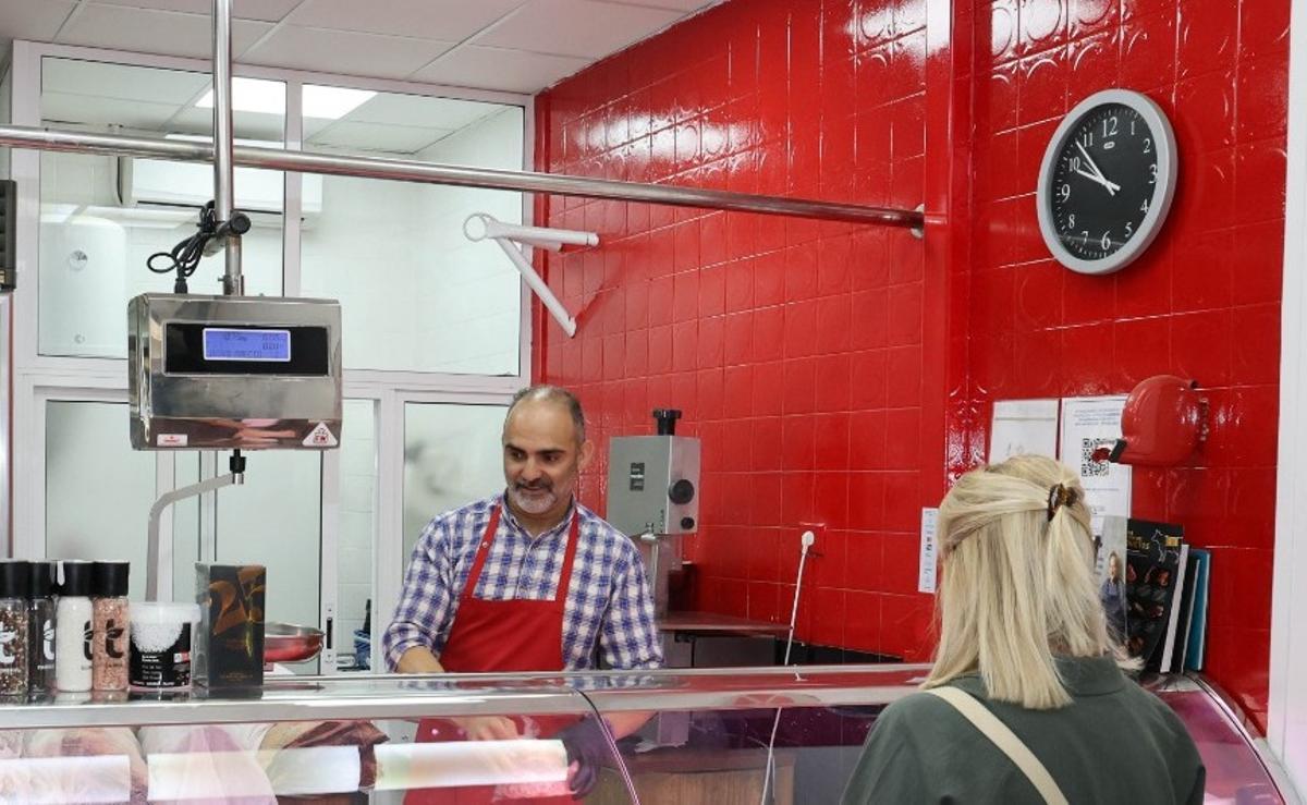 Fernando, detrás del mostrador de la carnicería que lleva su nombre en el número 10 de la rúa Serafín Avendaño.