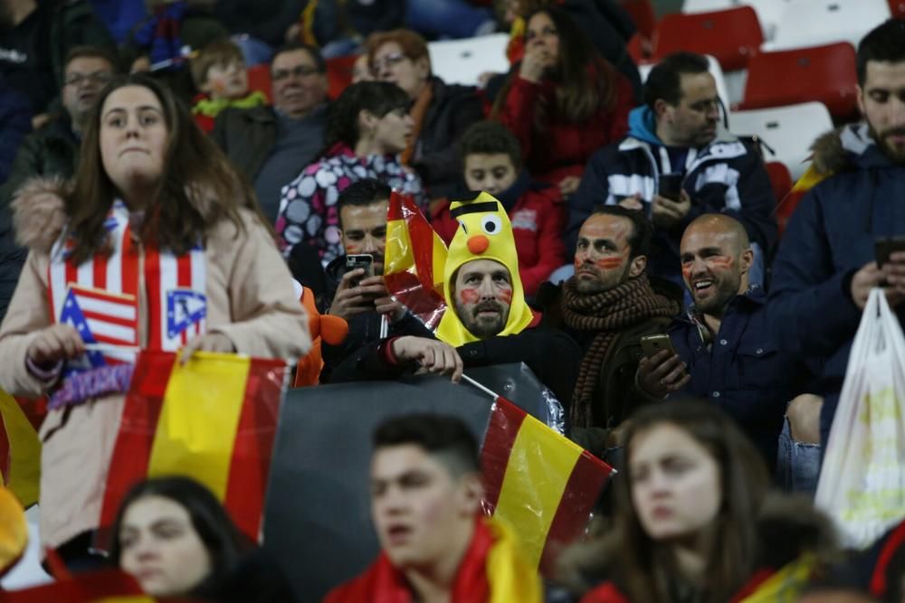 Aficionados en El Molinón durante el España-Israel