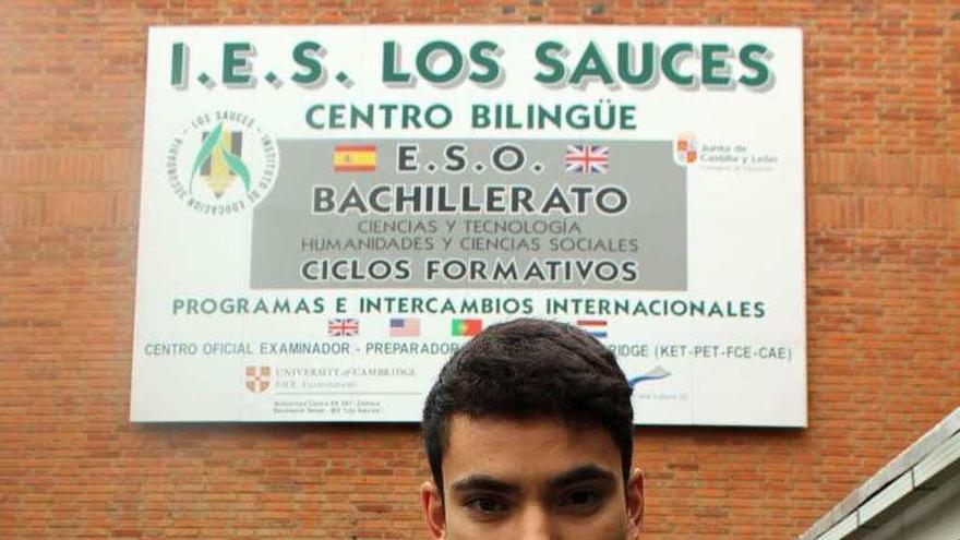 Miguel Martínez, con su diploma del Aula Ortega y Gasset, en Los Sauces.