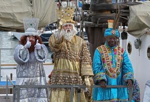 Els Reis Mags arriben al Moll de la Fusta de Barcelona per atendre les peticions dels nens al començament de la tradicional Cavalcada pels carrers de la ciutat.