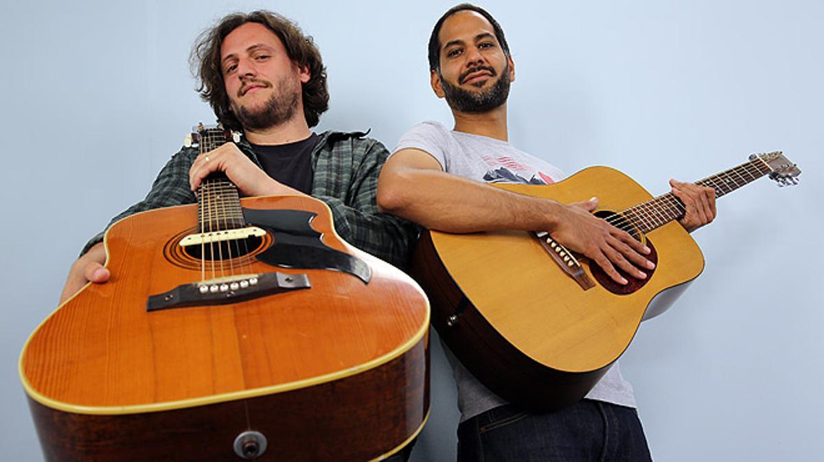 The {bTales} interpreten en acústic el tema {’Strawberry} {fields}’.