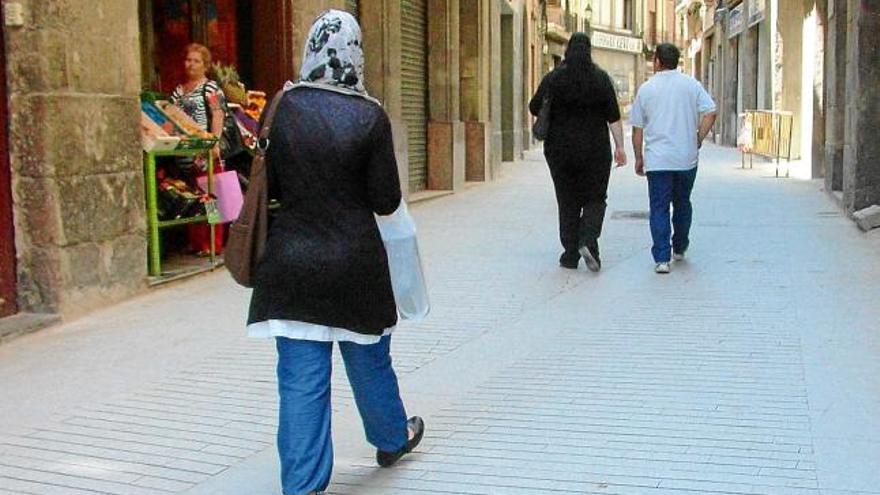 Al carrer Sobrerroca poden circular vehicles, tot i que és una zona preferents per a vianants