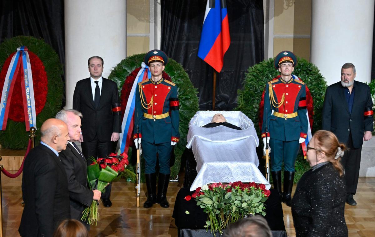 El embajador de EE. UU. en Rusia, John Joseph Sullivan (2do a la izquierda), asiste a un servicio conmemorativo de Mikhail Gorbachev, el último líder de la Unión Soviética, en el Salón de Columnas de la Cámara de los Sindicatos en Moscú.