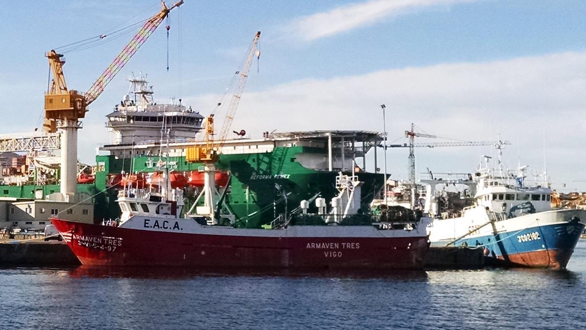 El &quot;Armaven Tres&quot;, atracado en el puerto de Vigo