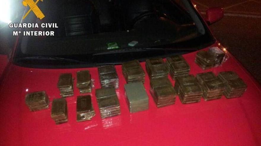 Detenido con 13 kilos de hachís al inspeccionar su coche