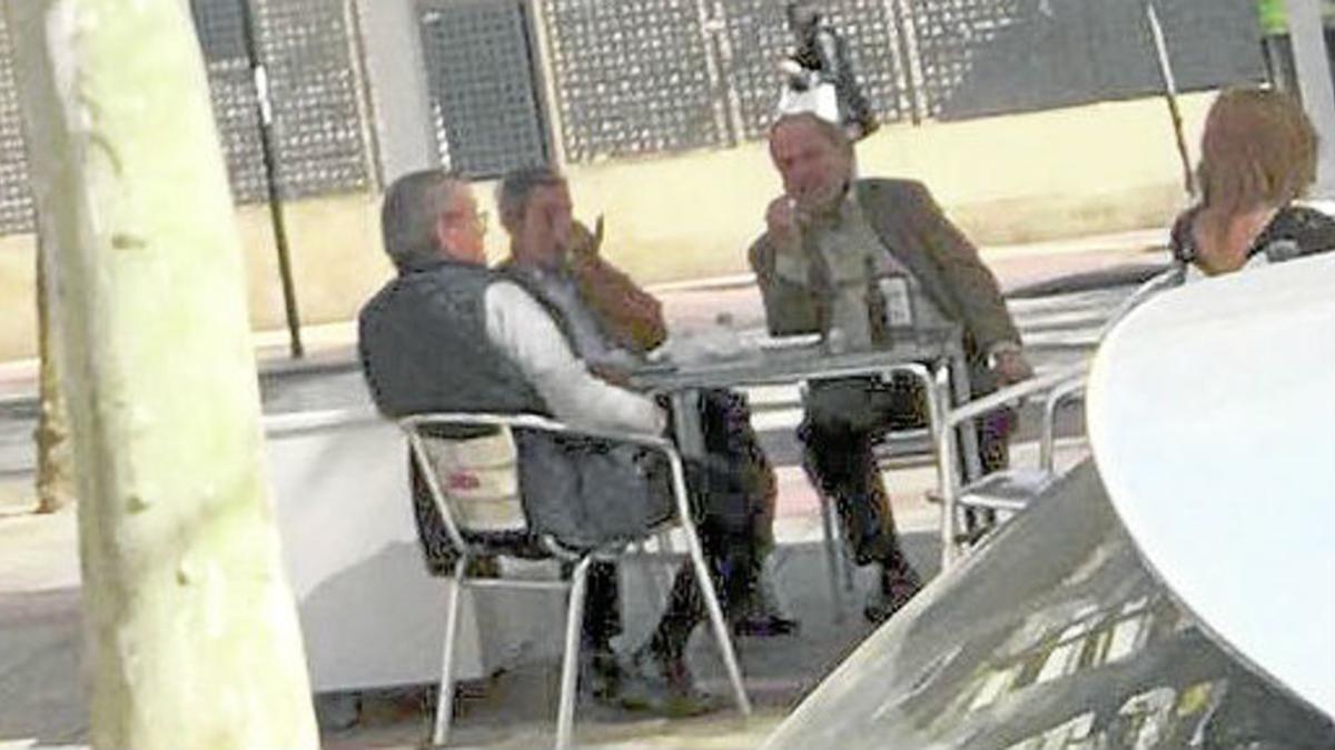 El juez Pérez-Templado, en una terraza con un dirigente del PP de Murcia.