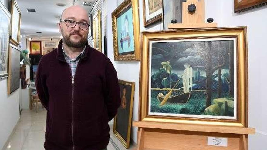 El director de Artbys, Camilo Chas, en su galería.