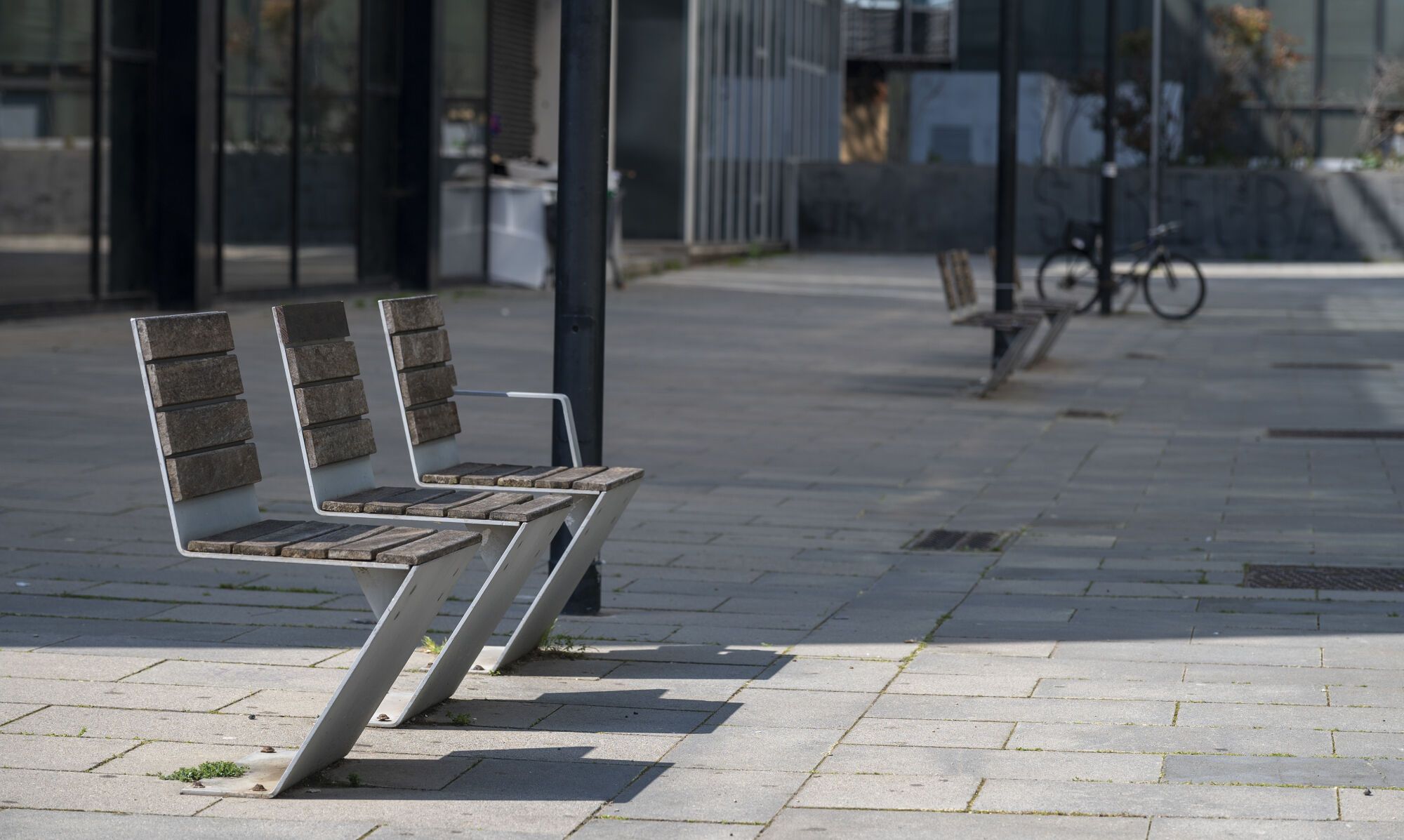 Barcelona diversifica el mobiliario en sus calles: bancos, sillas, tumbonas y mucho más