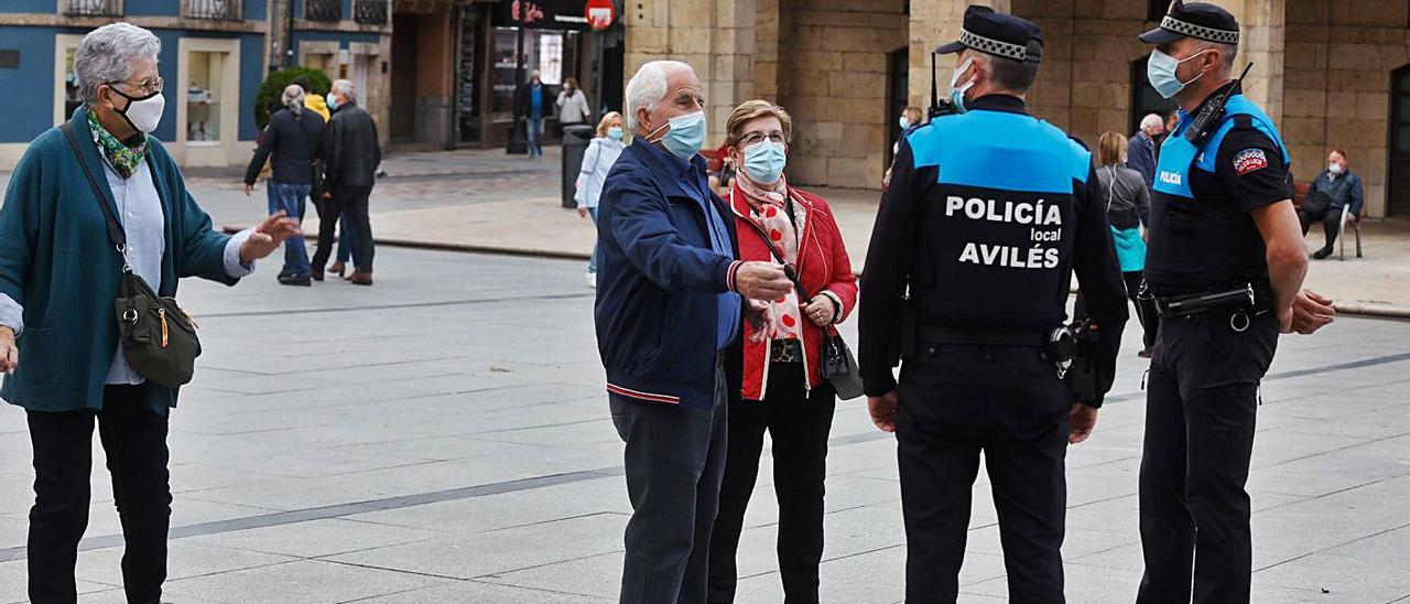 Una patrulla de agentes de la Policía Local, de patrulla en El Parche